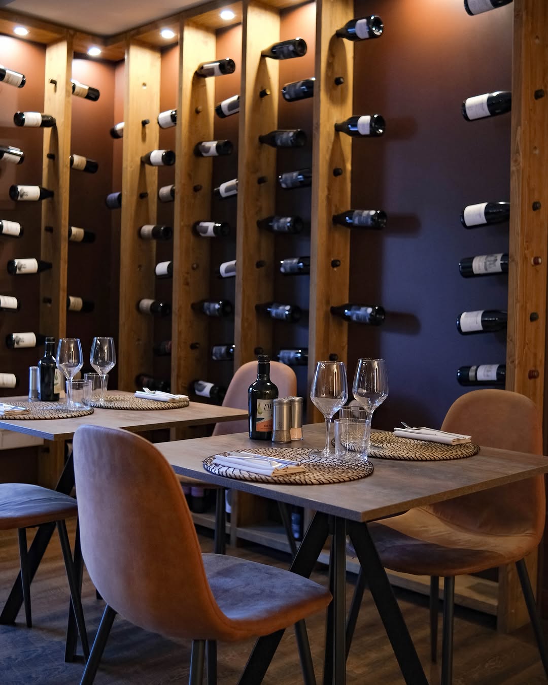 La cantina: bottiglie di vino nella parete in legno