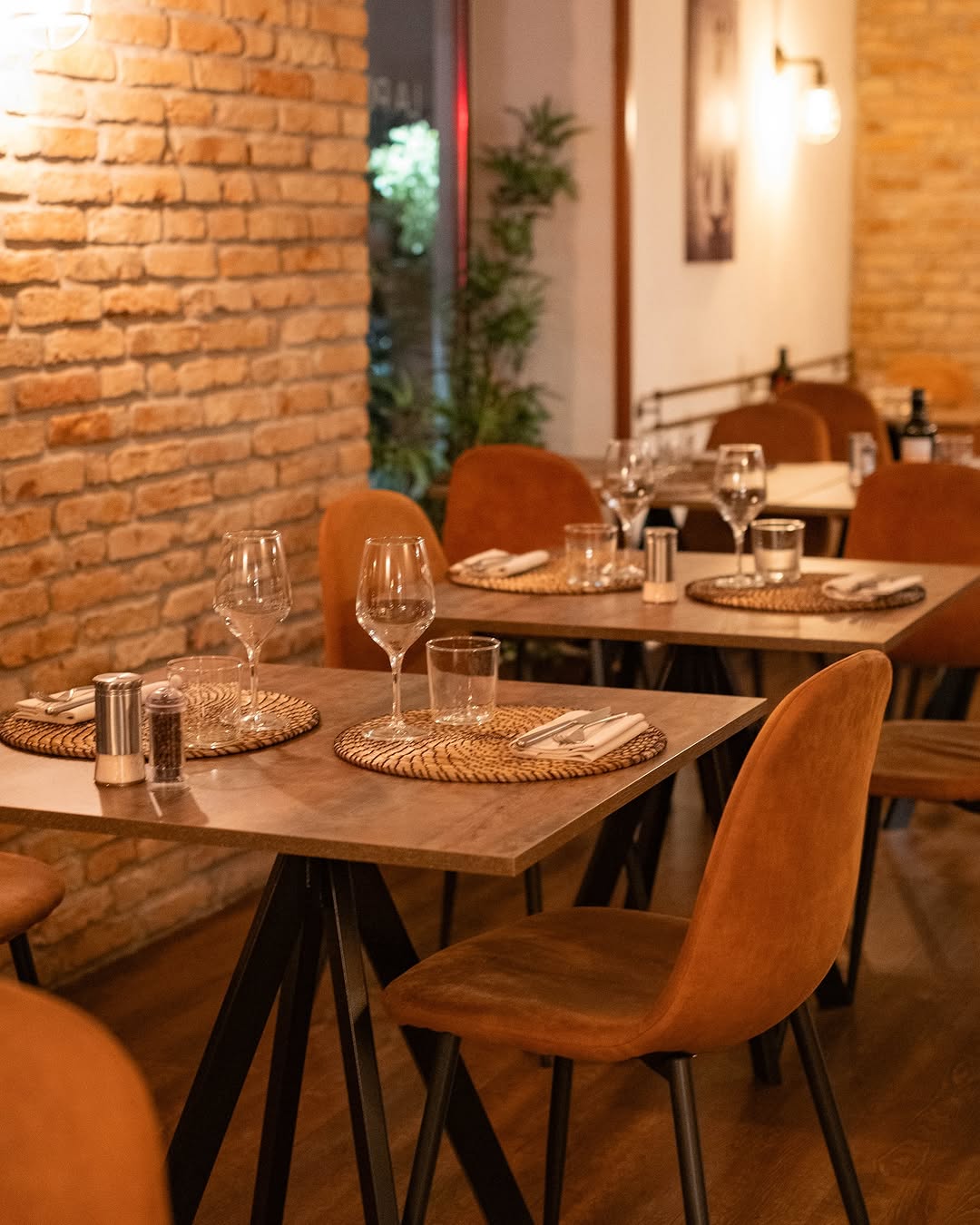 Sala interna: mattoni a vista e sedute in velluto
